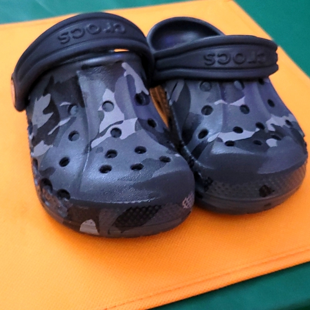Crocs camo toddler shoes